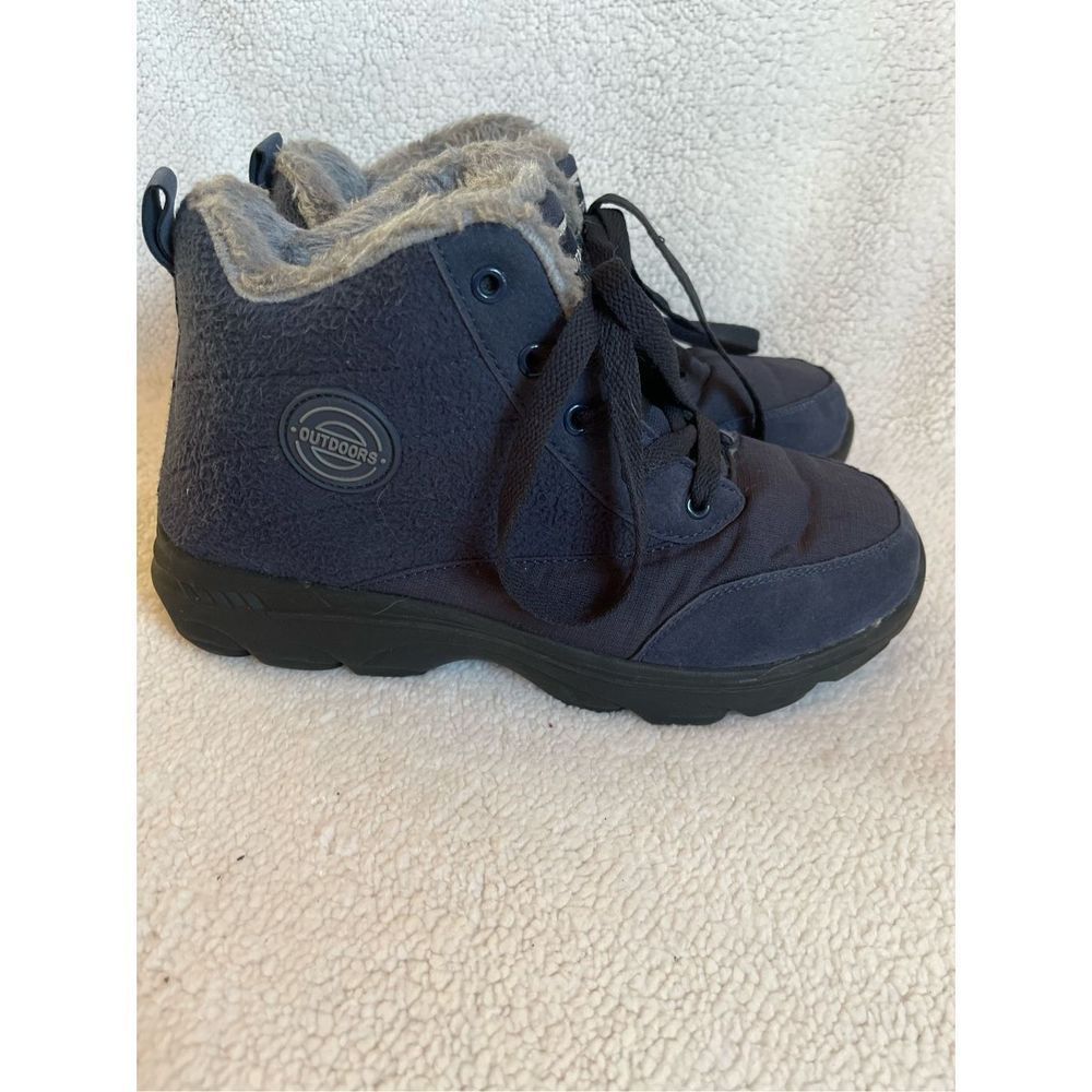 Outdoors women’s boots size 39 EU lace up blue, faux fur lining, blue 5.5” tall.